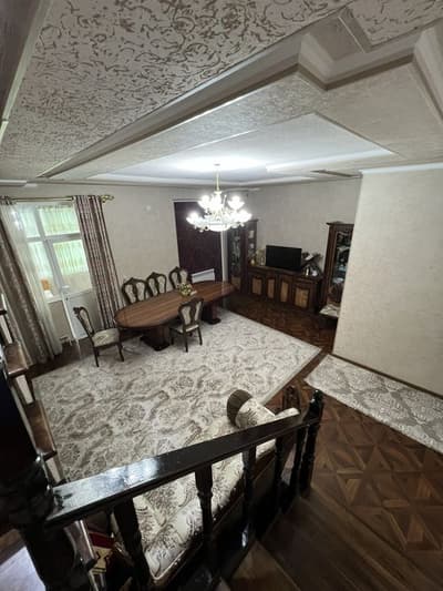 Uy sotiladi! Продам просторную 2-этажную квартиру в центре города!