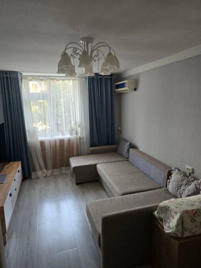 Чиланзар 1.  1комнатная кирпич на 2м этаже.   По Мукимий