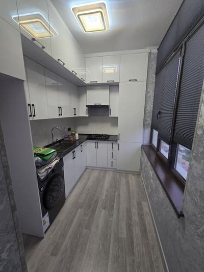 Зудлик билан сотилади 3 хона 7 этаж проеспект Навои 8 март йул юзида