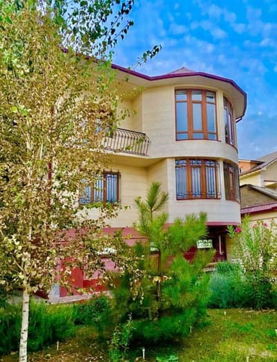 Продам дом на участке(4 сотки) в М-Улугбекском районе.