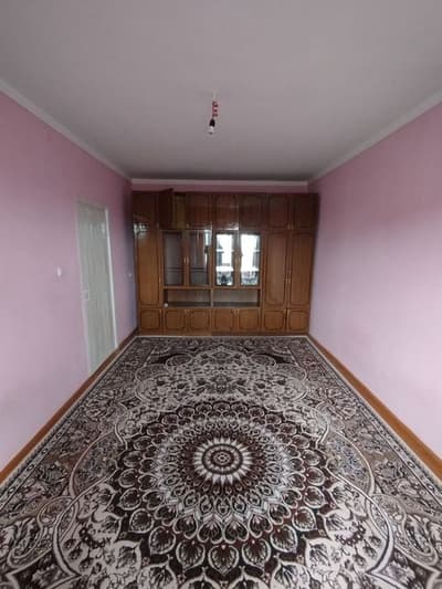 Жиззах шахар Олмазор махалласида жойлашган 3 хонали квартира сотилади