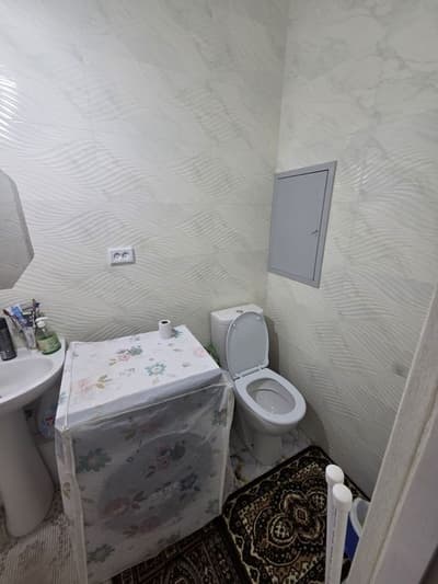 Uy sotiladi 
10 etajkani 5 etaji 
49.kvadrat