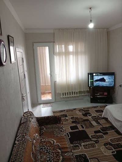 Продам квартиру свая 1 комнатная переделанная в двух первый этаж не та