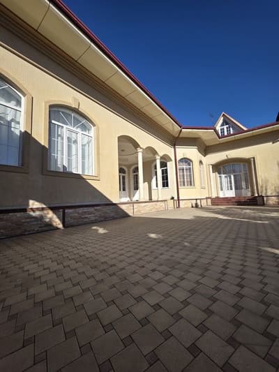 Дурмон махалласида 11 хона 14 сотихли  евроуй сотилади.