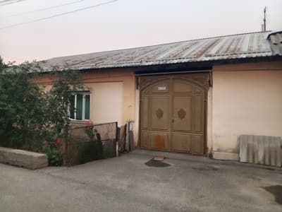 Ховли сотилади 4.5 сотиг 6 хона