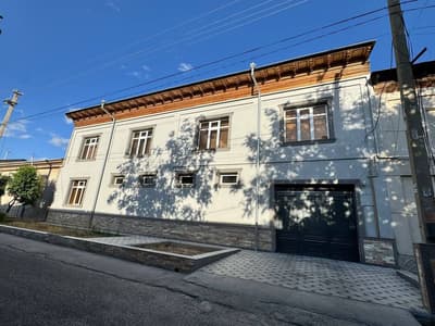 •Uchastka sotiladi, 9 sotix, 11 ta xonasi bor yashashga tayyo‘r