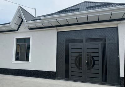 Ховли Кукон аэропорти ёнида жойлашган