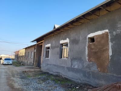 Срочна. Курилиши тугалланмаган ховли. Зилол.
