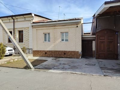 Uchtepada hovli sotiladi 6 xona