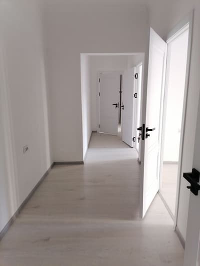 Продается 3 комнатная квартира 1 этаж 16 этажный дом.  Урикзар базар.